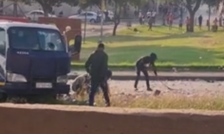 #VIDEO - IMAGENES FUERTES un grupo de ladrones armados que robaron un transporte de valores en Sudáfrica Uno de los delincuentes disfrazado